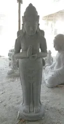 Stehender Dewi Sri, Position Grüße, das Rad drehend, 170 cm hoch, flusssteingrau 